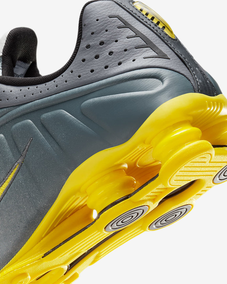 Nike Shox R4 SE Men's Shoes
